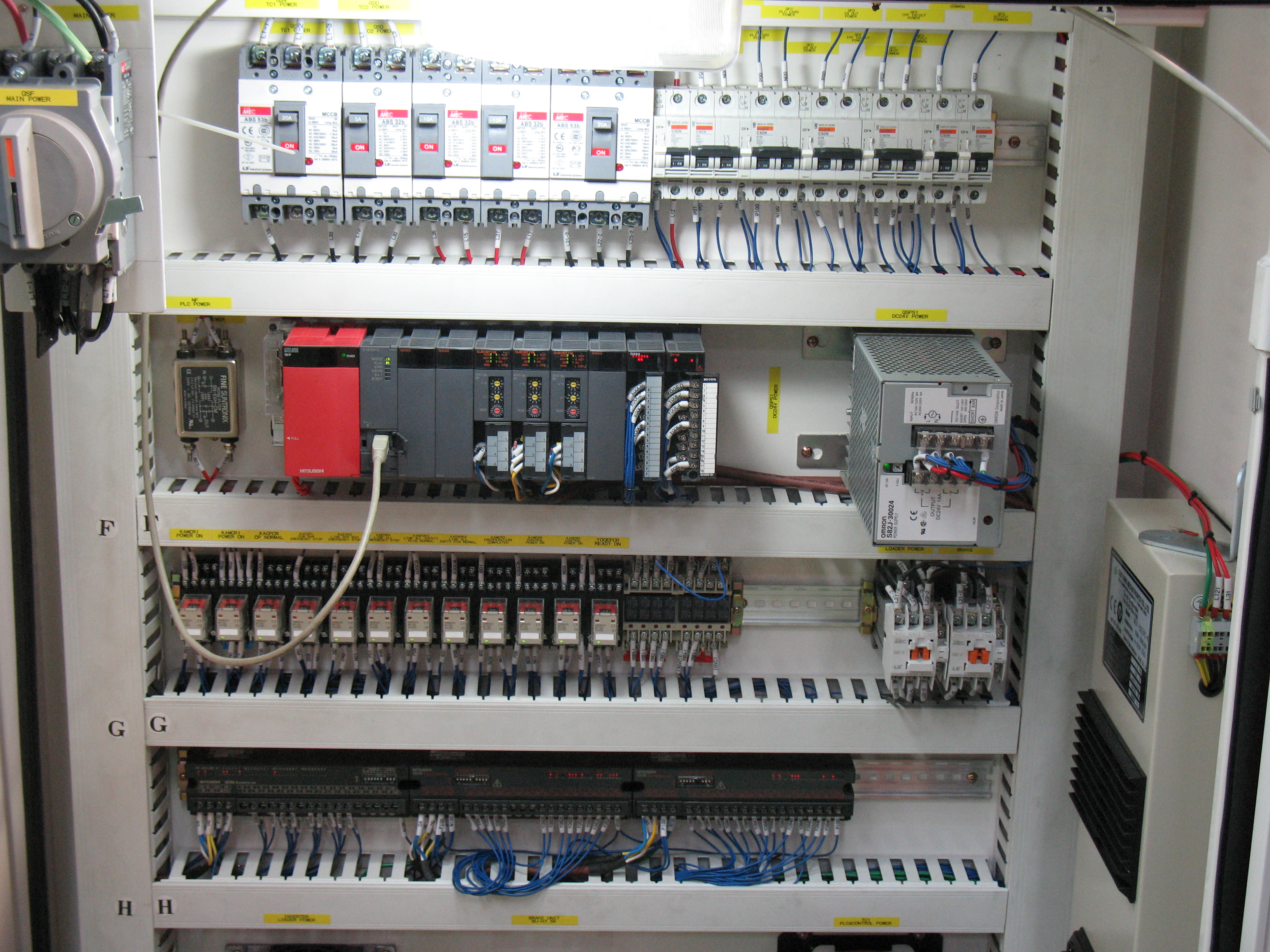 Tablero de control industrial con PLC Mitsubishi